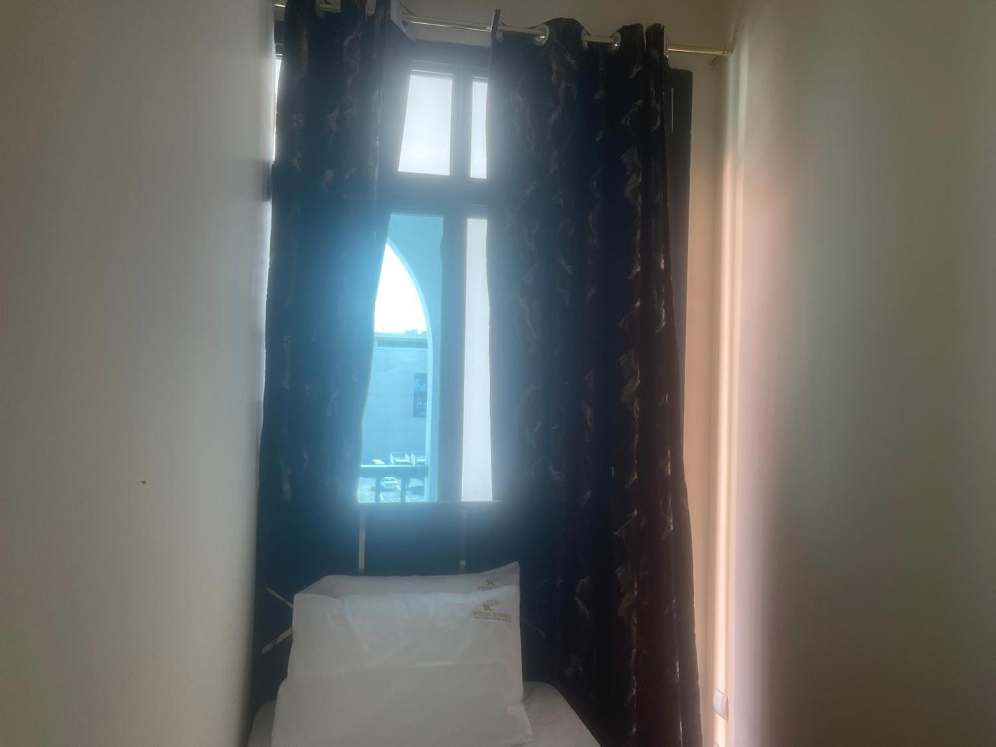 Four Stars Hostel Dubai Esterno foto