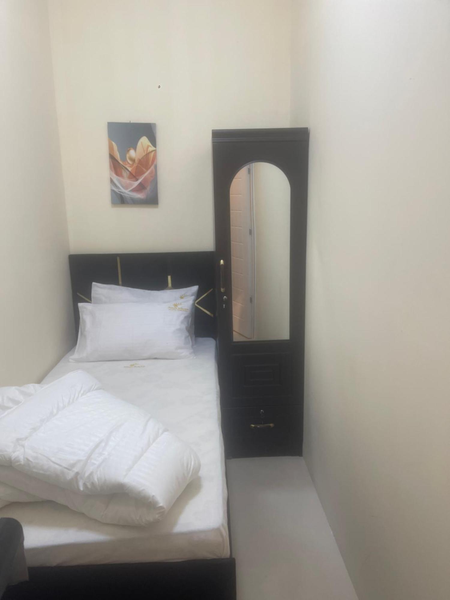 Four Stars Hostel Dubai Esterno foto