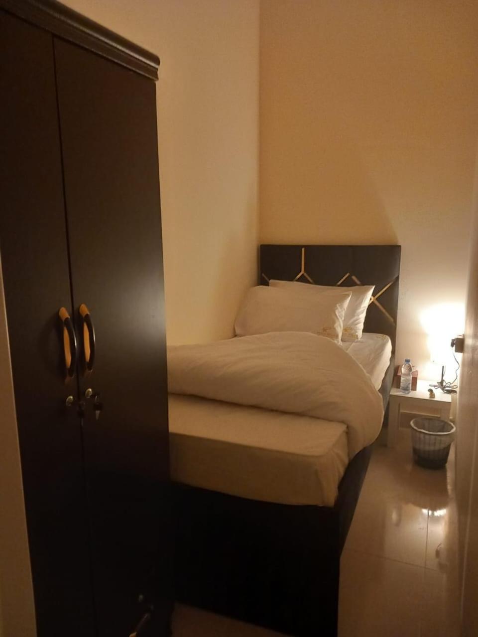 Four Stars Hostel Dubai Esterno foto