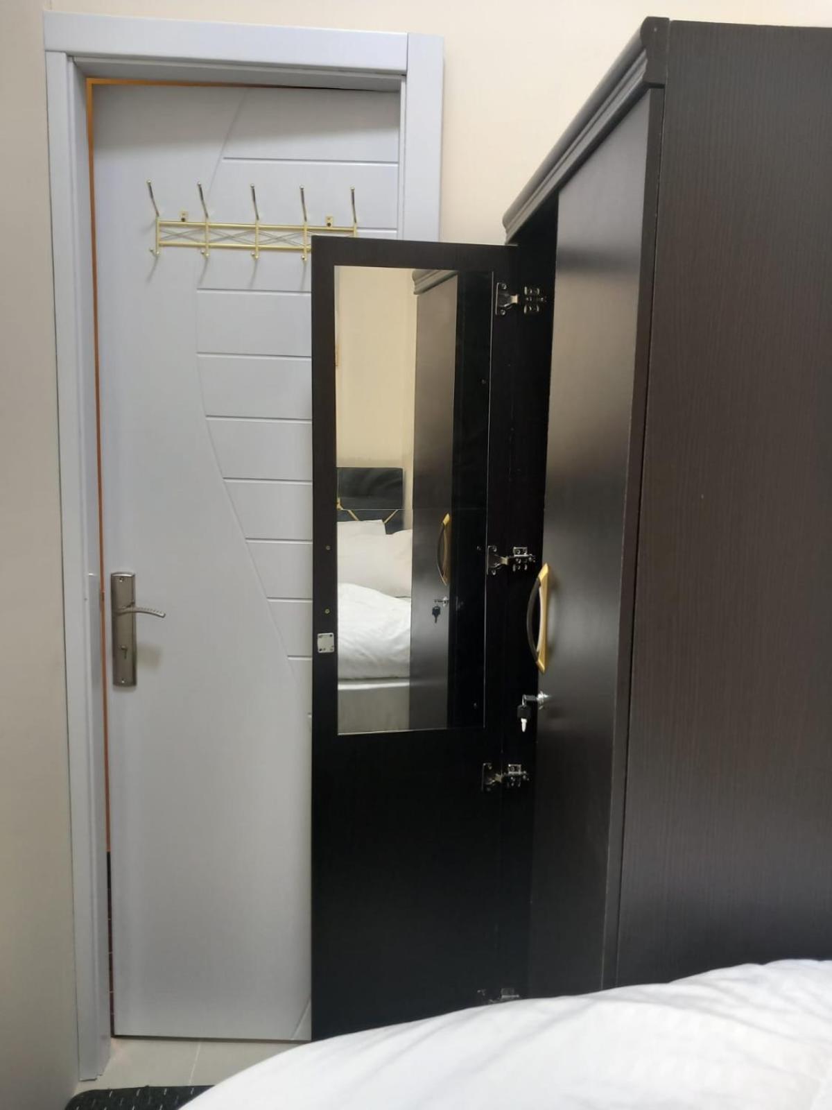 Four Stars Hostel Dubai Esterno foto