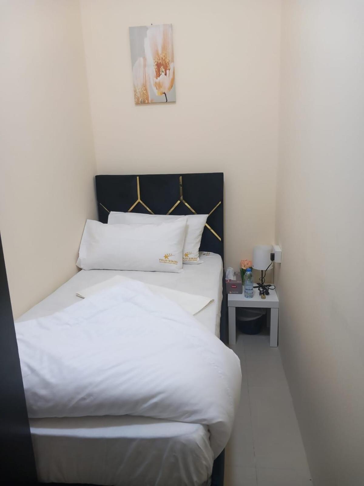 Four Stars Hostel Dubai Esterno foto