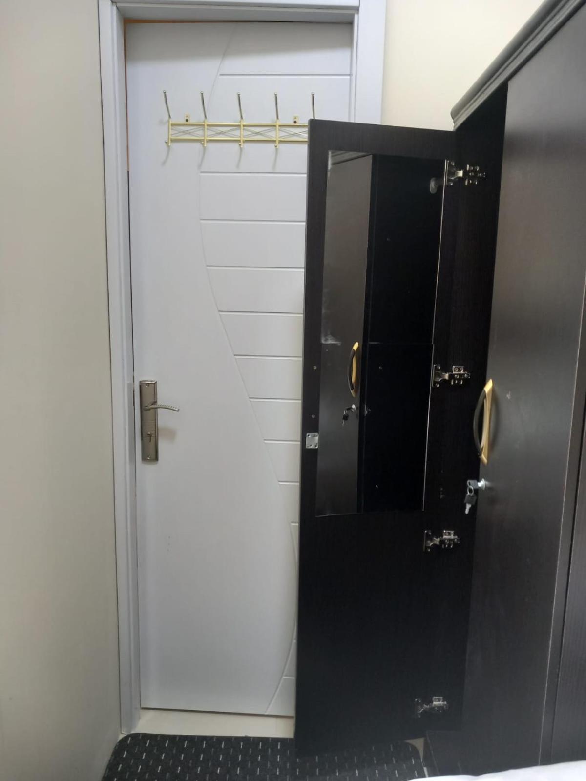 Four Stars Hostel Dubai Esterno foto
