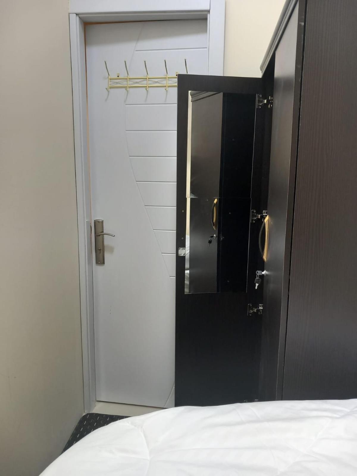 Four Stars Hostel Dubai Esterno foto