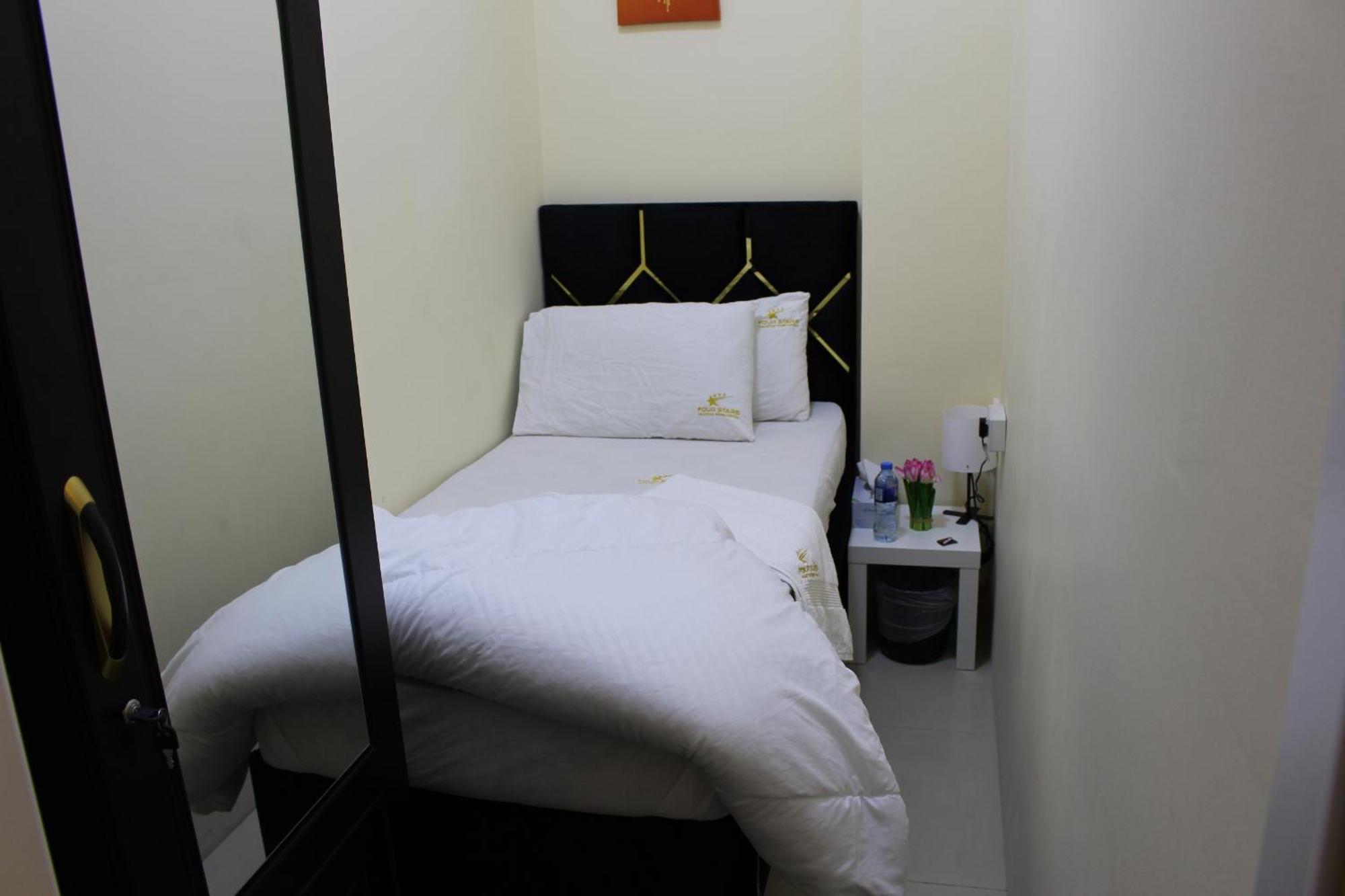 Four Stars Hostel Dubai Esterno foto