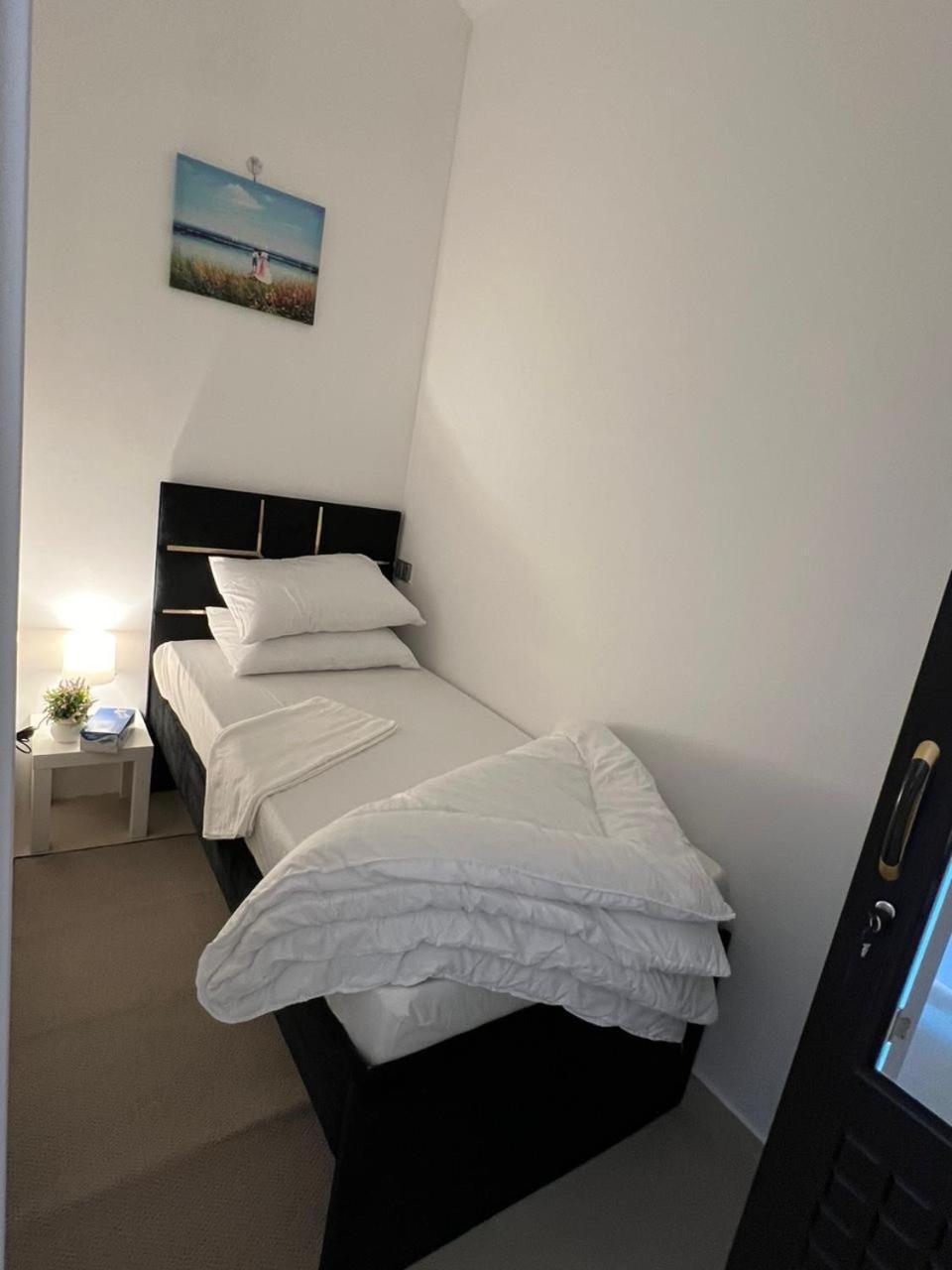 Four Stars Hostel Dubai Esterno foto